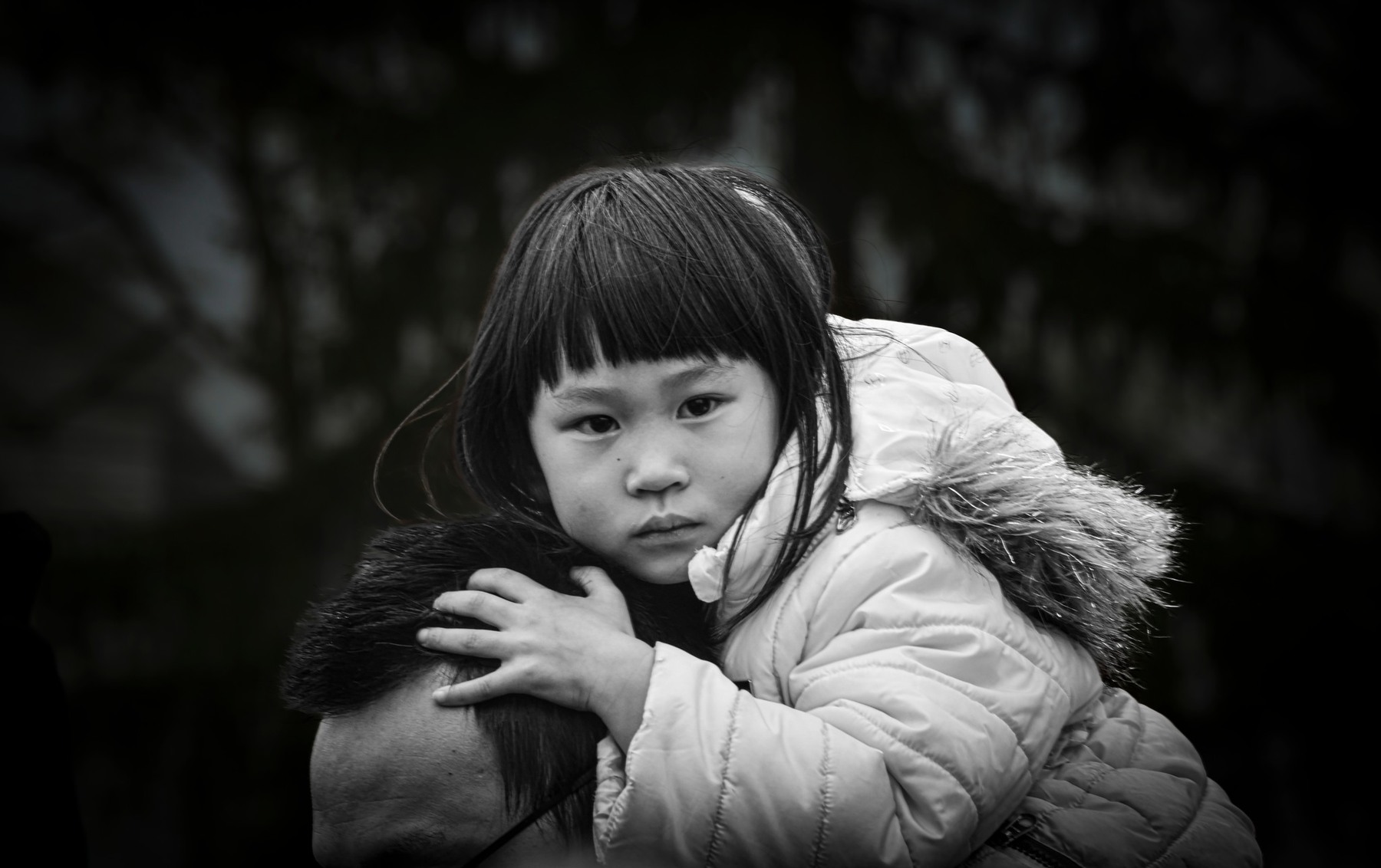 Enfant et Chien - Portrait en Noir et Blanc