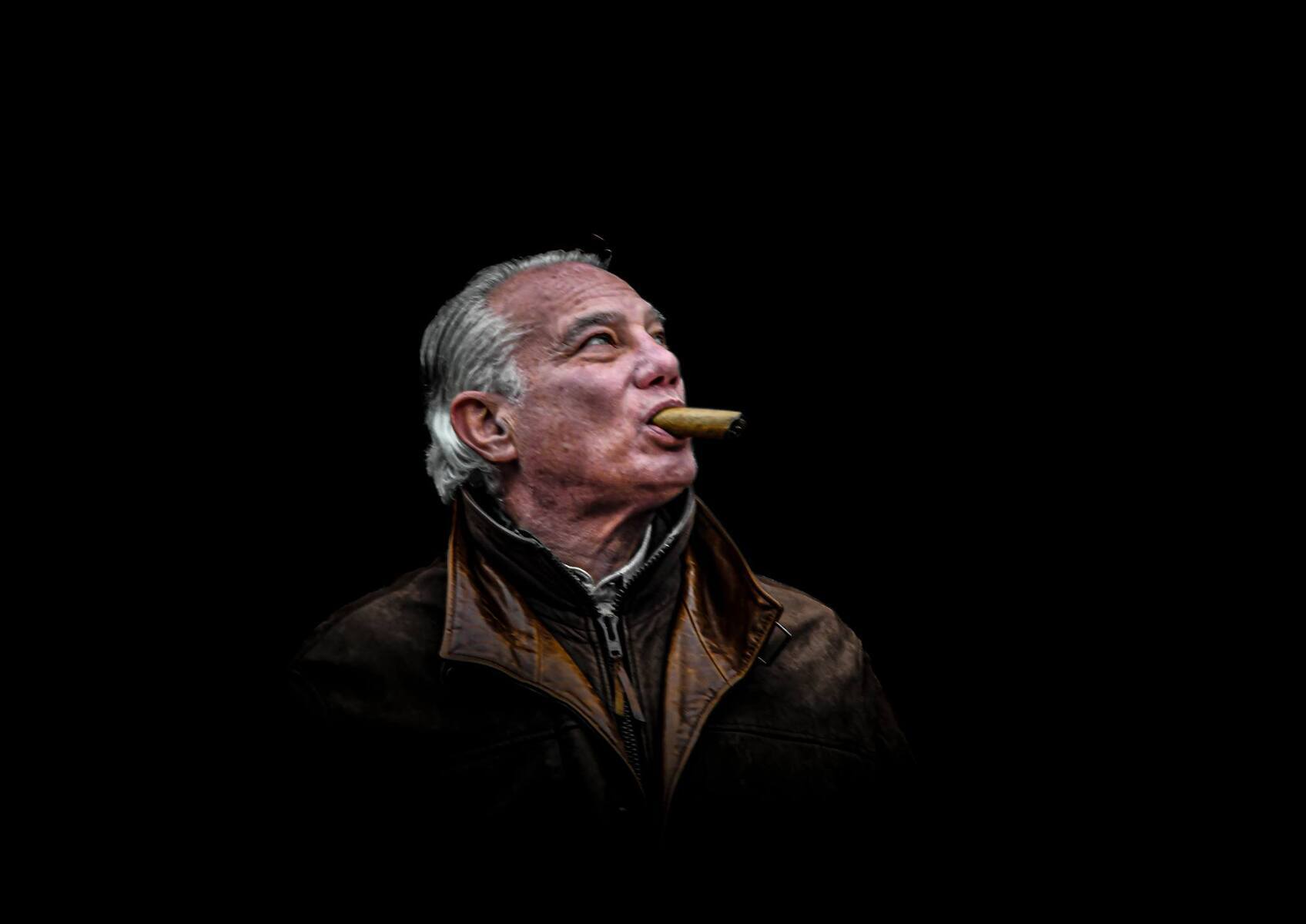 Ritratti al Semaforo - Uomo con Sigaro, Boston Dicembre 2023
