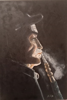 Homme fumant le narguilé